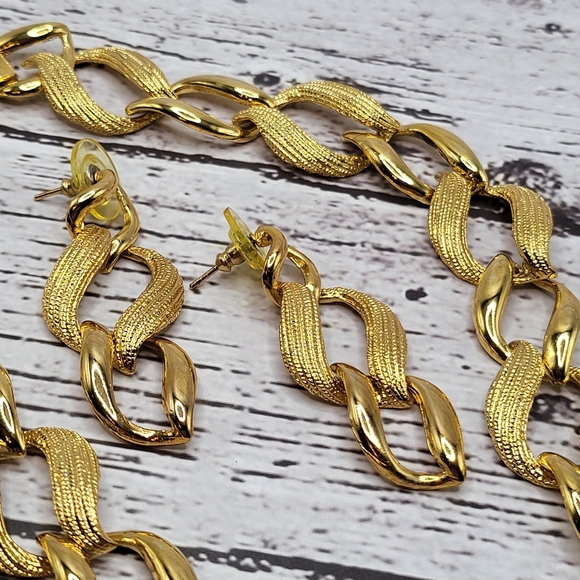Vintage Gold Tone Link Necklace & Earrings Set Textured Chain Design - Picture 11 of 11